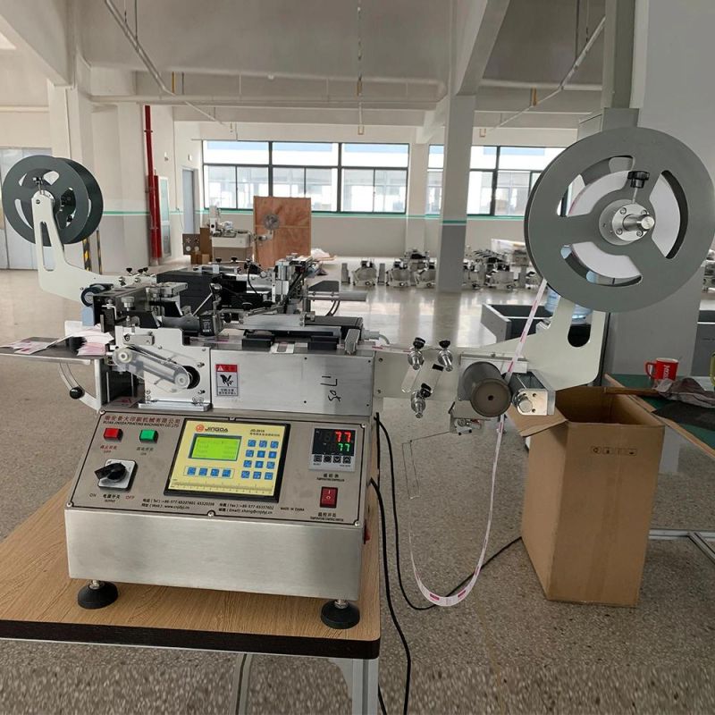 Jq-3010 Auto High Speed Garment Label Cutting Machine for Clothing Wash Care Labels Nylon Taffeta Cotton Tape Polyester Satin Ribbon and Tyvek Paper Cold Knife